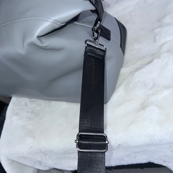 🚫SOLD! •NWT🤩 |•ELLEN TRACY•| Gorgeous The 20" Smooth Color Block Duffle Bag - Picture 6 of 16